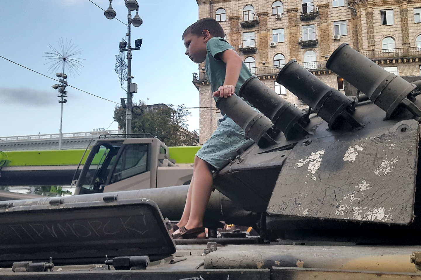 Дитина на броньованій техніці — виставка під час війни