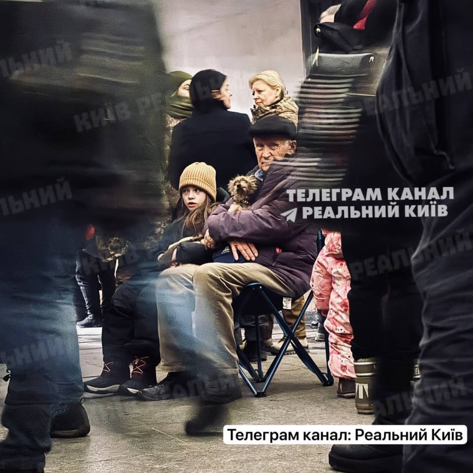 Дідусь із онукою та собакою ховаються у метро від російських обстрілів💔
