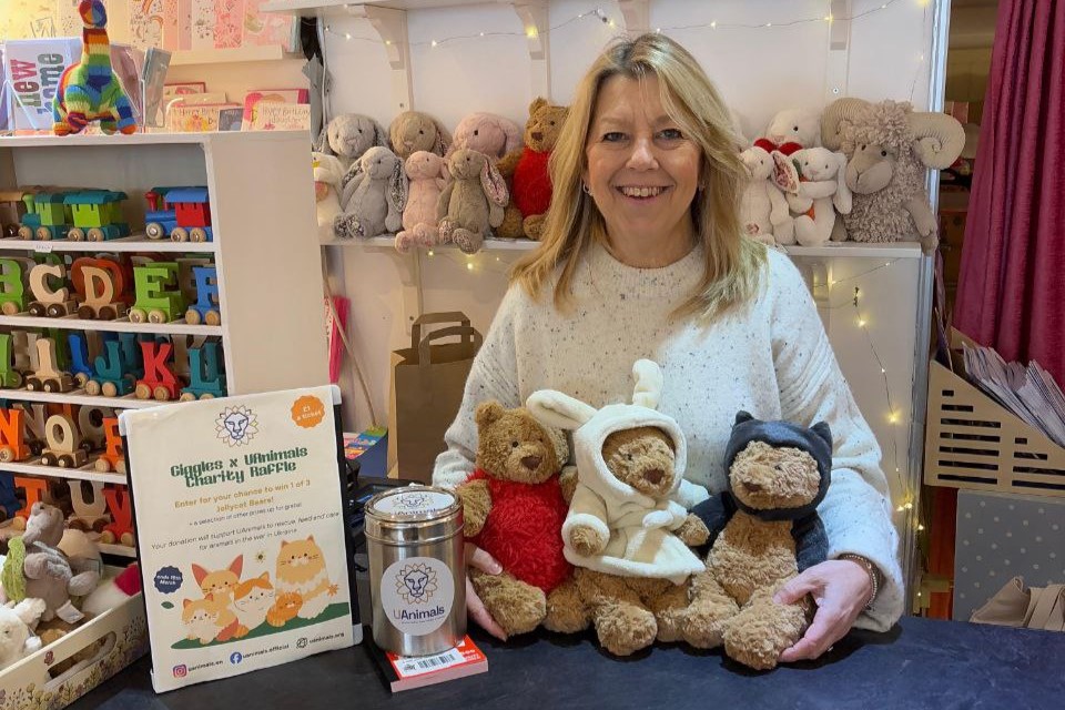 Британка влаштує розіграш у крамниці іграшок — гроші підуть на допомогу українським тваринам