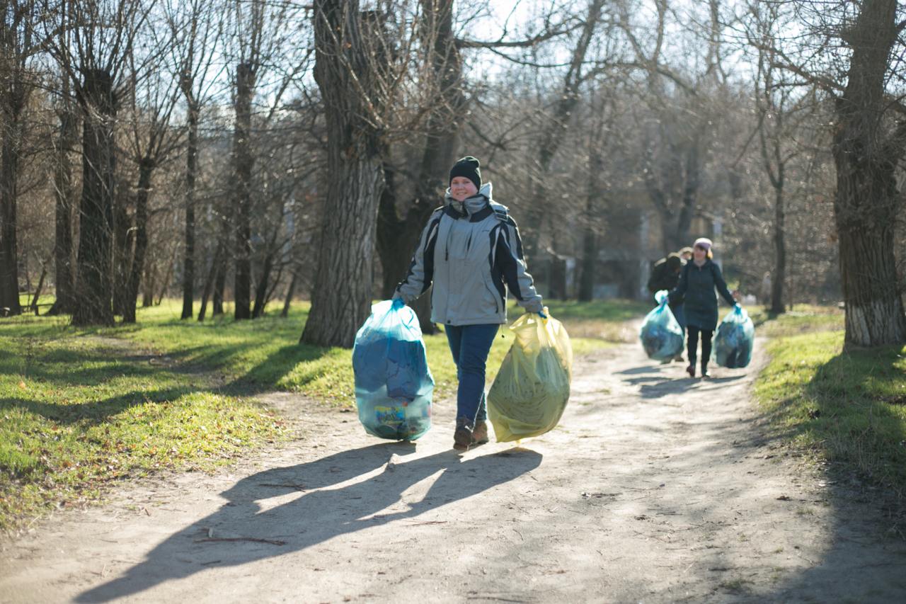 Волонтери й волонтерки UAnimals прибрали з Хортиці 3 тонни сміття