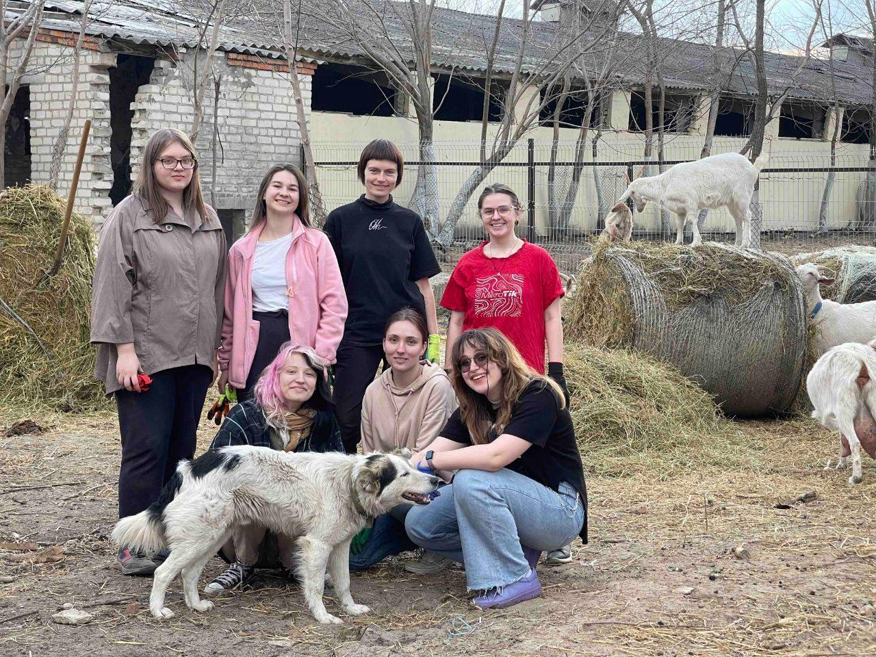 Допомогли подбати про притулок після обстрілу 🙏🐑