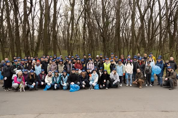 Хтось миє вікна перед Великоднем, а хтось прибрав у шести національних парках України! 💪