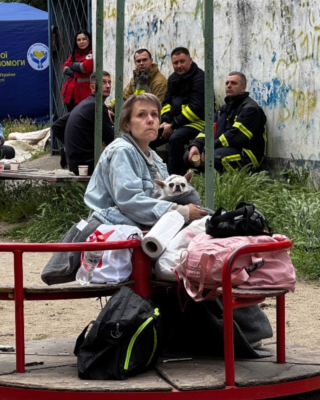 Люди з тваринами біля руїн їхнього будинку в Миколаєві 💔