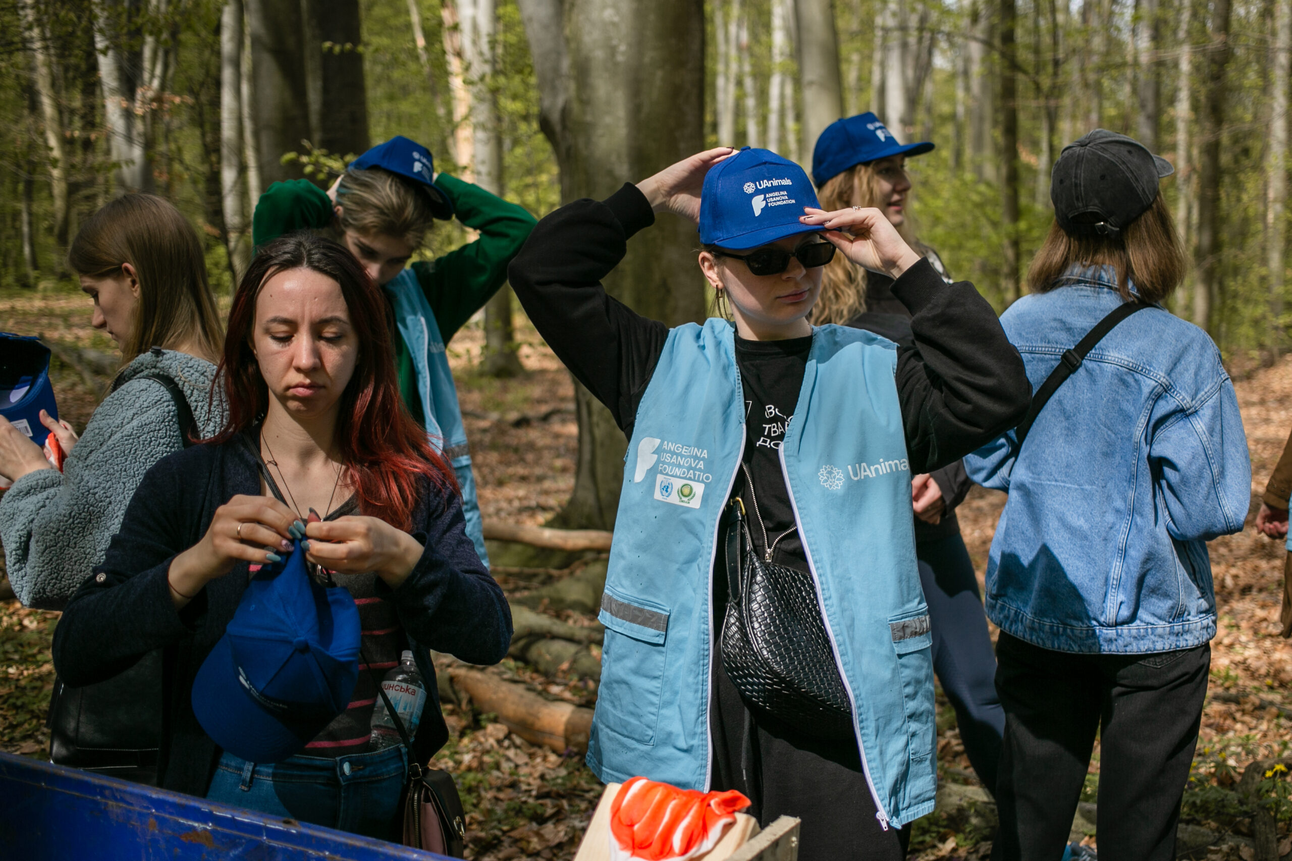 волонтер UAnimals роздає корми для тварин на прифронтових територіях