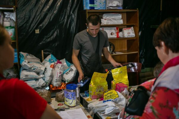 Волонтер UAnimals роздає корми для тварин на прифронтових територіях