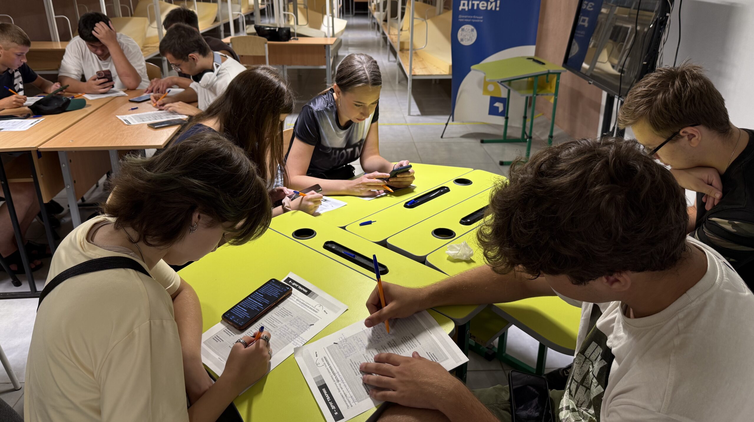 учні за партами