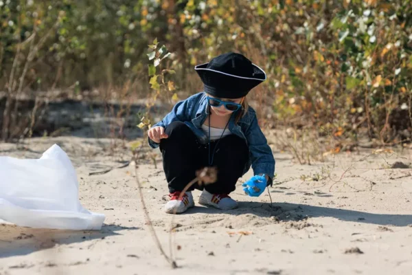 Волонтери та волонтерки прибирають сміття на острові Хортиця під час Маршу прибирання UAnimals 20 вересня 2025 року