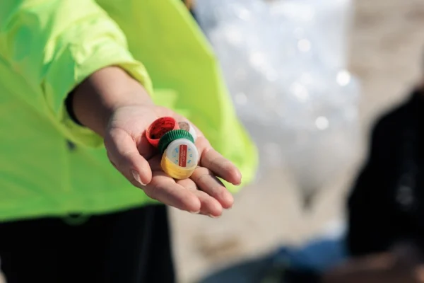 Волонтери та волонтерки прибирають сміття на острові Хортиця під час Маршу прибирання UAnimals 20 вересня 2025 року