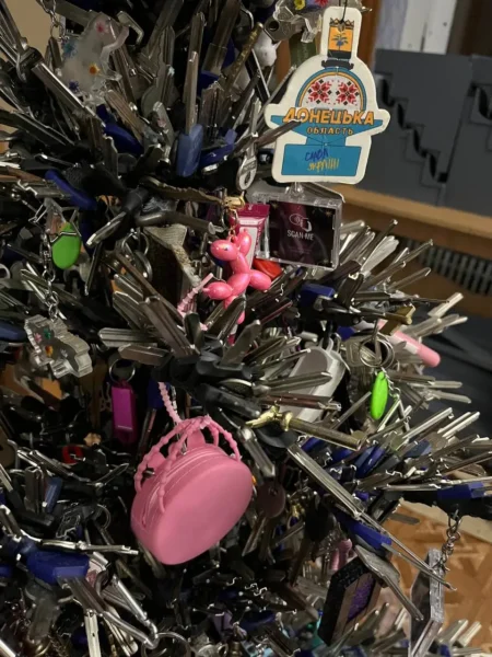 Ялинки-інсталяції «Природа у вогні»